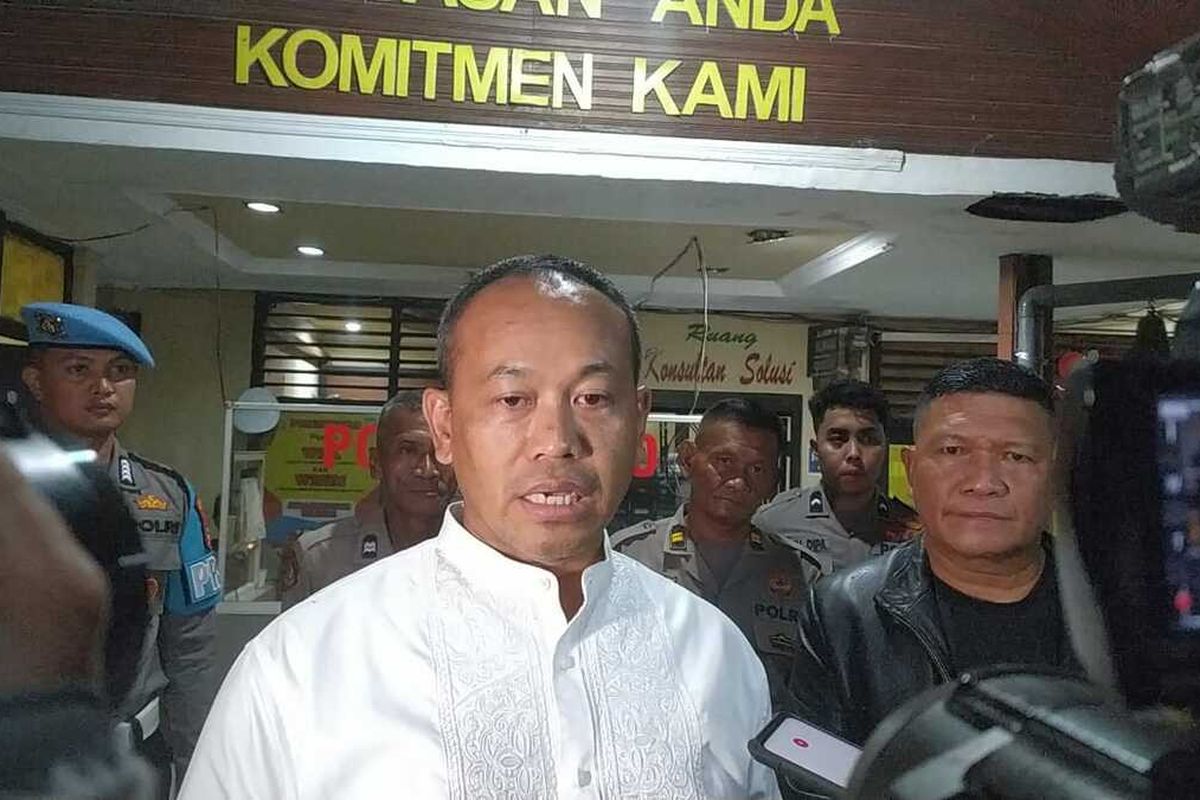 Kapolrestabes Makassar Kombes Pol Mokhamad Ngajib didampingi Kapolsek Tallo AKP Ismail saat memberikan keterangan resmi terkait tahanan kabur dari sel penjara di Polsek Tallo, Jalan Gatot Subroto, Kota Makassar, Sulsel, Rabu (19/7/2023)