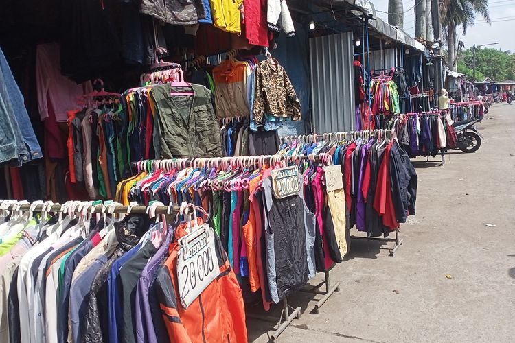 Pasar Cimol Gede Bage, Kota Bandung, Jawa Barat menjadi salah satu pusat penjualan barang bekas impor. Saat ini pemerintah pusat tengah memberlakukan larang untuk menjual pakaian bekas impor.