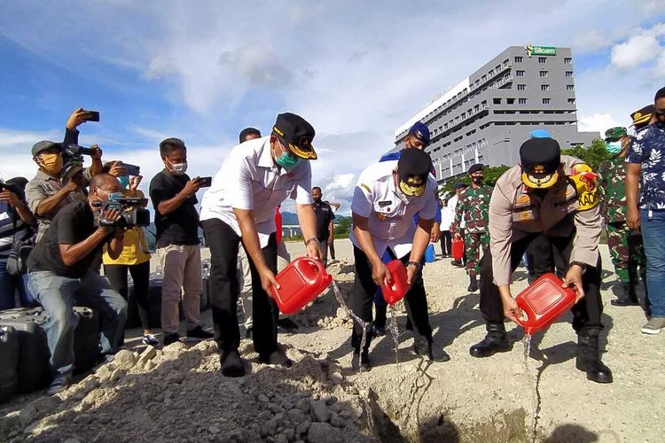 Gubernur Maluku, Muras Ismail bersama Kapolda Maluku Irjen Pol Refdi Andri dan sejumlah pejabat daerah lainnya memusnahkangnaja ribuan liter minuman keras tradisional jenis sopi di lapangan upacara Polda Maluku, Kmais sore (31/12/2020)