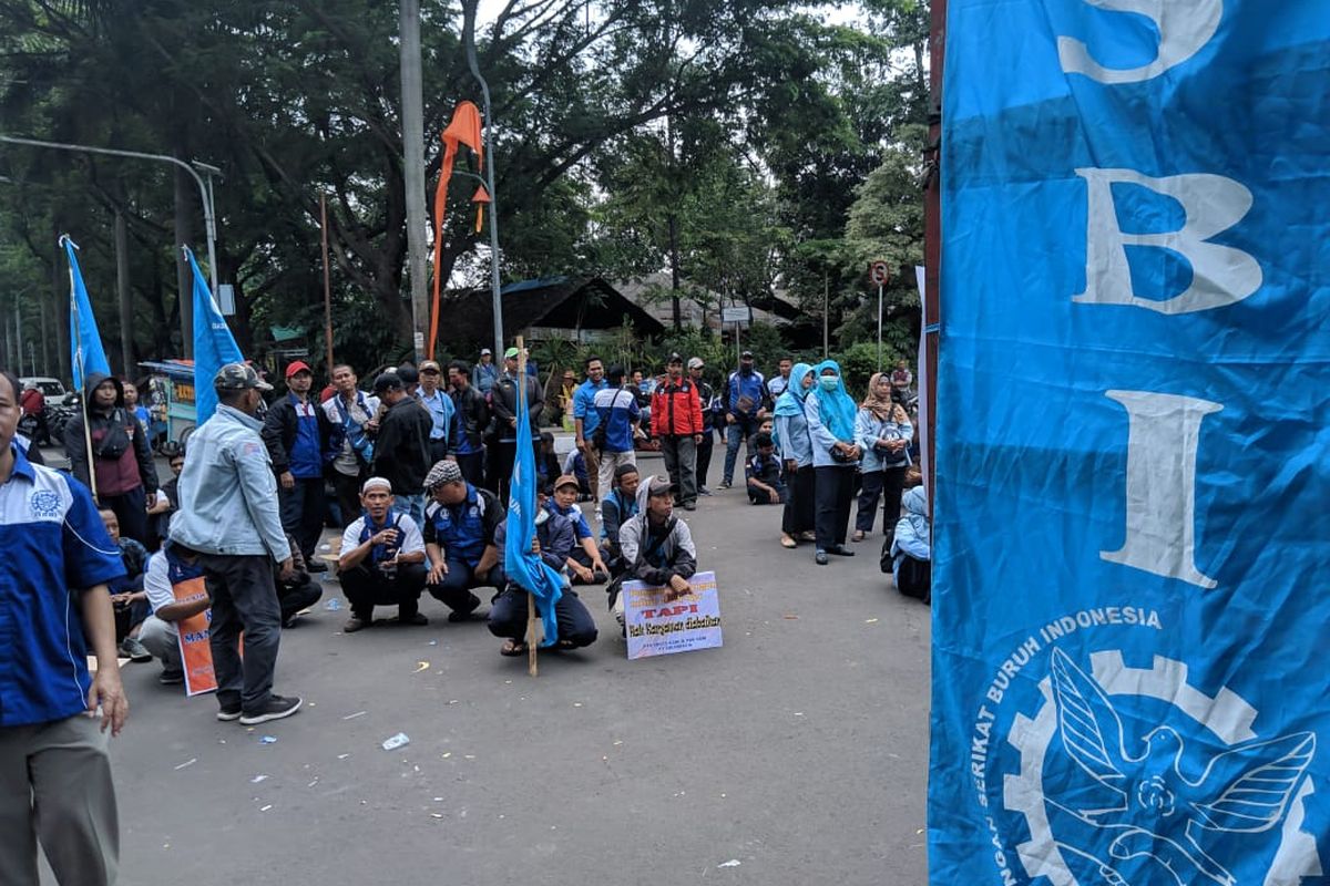 Aksi Demonstrasi Buruh PHK di Kantor Pusat Pemerintahan Kota Tangerang, Senin (2/12/2019)