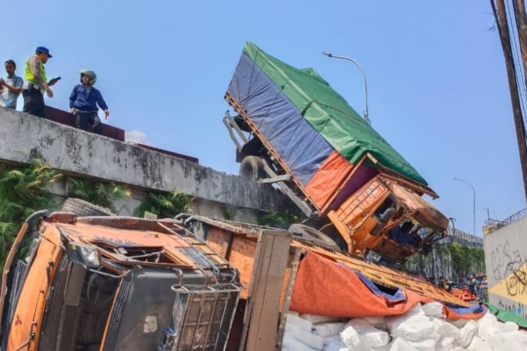 Truk Diduga Rem Blong Picu Kecelakaan Beruntun di Flyover Kretek Brebes, Delapan Orang Terluka