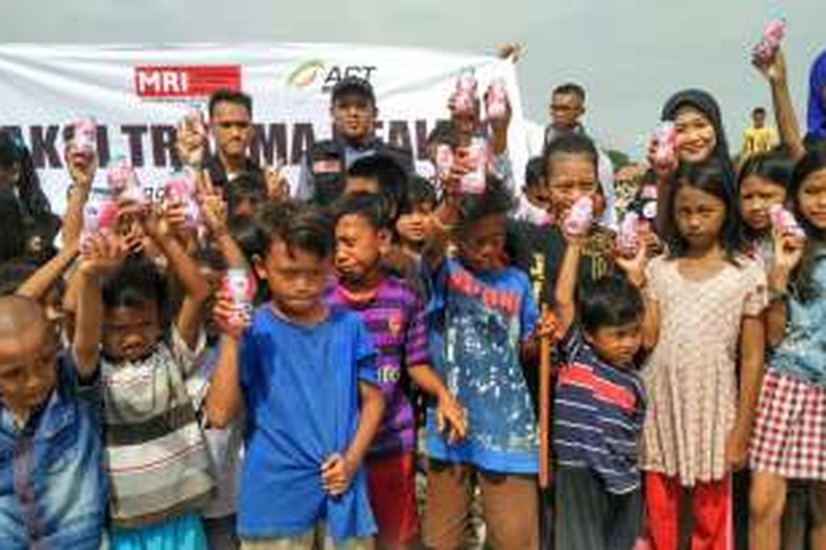 Anak-anak warga Pasar Ikan, Penjaringan, Jakarta Utara, mendapatkan trauma healing dari organisasi Masyarakat Relawan Indonesia (MRI), Jumat (15/4/2016).