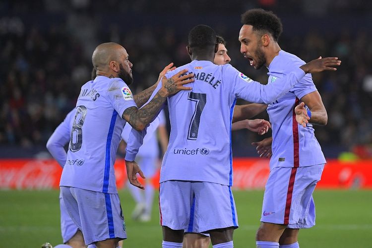 Striker Barcelona Pierre-Emerick Aubameyang (kanan) merayakan gol pertama timnya dalam pertandingan Laliga Spanyol antara Levante vs Barcelona di Stadion Ciutat de Valencia di Valencia pada 10 April 2022. 