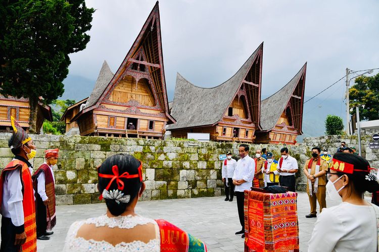 Presiden Jokowi dalam kunjungan kerjanya di Toba, Sumut, Rabu (02/02/2022).