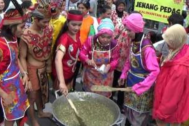 Bubur paddas dari Kalimantan meriahkan Festival Jenang Solo, Minggu (14/2/2016).