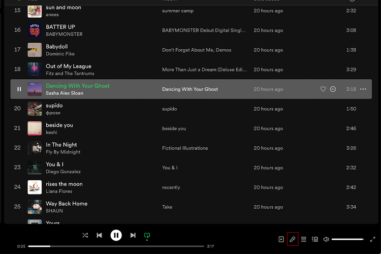 Klik ikon mikrofon, seperti gambar berikut, untuk mengaktifkan fitur lirik Real-time di Spotify