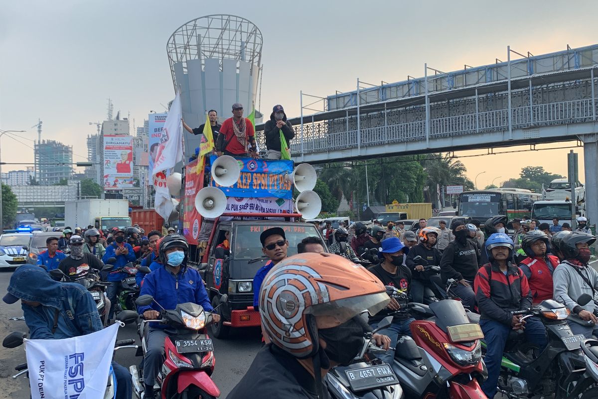 Para buruh kembali menggelar aksi demo di Jalan Ahmad Yani dan depan Gedung Dinas Ketenagakerjaan (Disnaker) menuntut adanya kenaikan upah minimum kota (UMK) Bekasi 2024, Kamis (30/11/2023). 