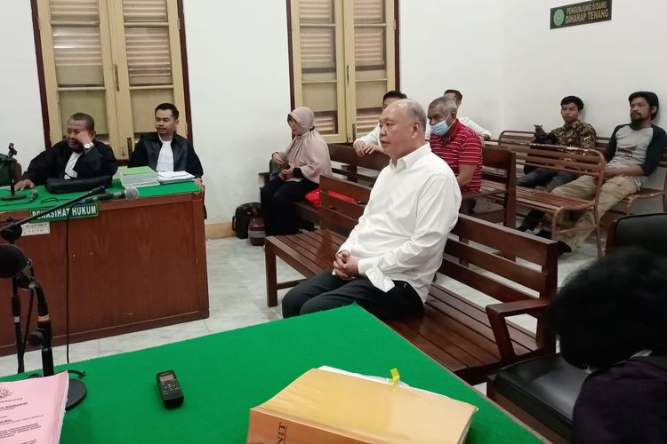 Mujianto (kemeja putih), duduk sebagai terdakwa di Pengadilan Tipikor pada PN Medan.
