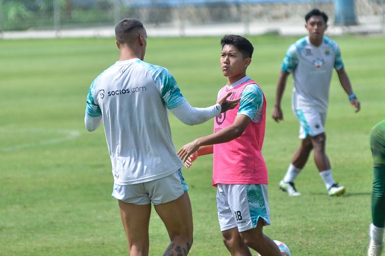 Ketegangan terjadi antara dua pemain Persib Bandung Alberto Rodriguez dan Ferdiansyah (pink) dalam sesi latihan tim pada Selasa (13/2/2024) di Stadion Persib, Sidolig, Bandung. 