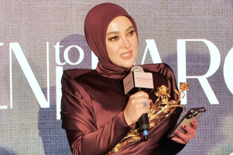 Apa Itu Listen to Her Parole yang Diterima Syahrini di Cannes?