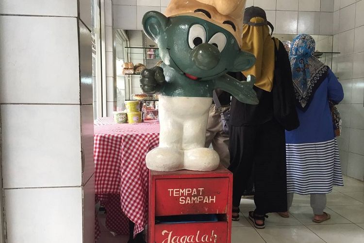 Tempat sampah Smurff ikonik Maison Weiner Cake Shop
