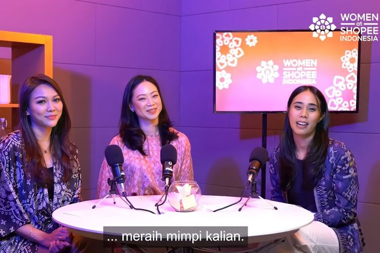 Women at Shopee Indonesia Podcast Spesial Kartini bersama (kiri) Eka Nilam Dari, Director of Business Partnership and Acquisition, ShopeePay and ShopeeFood dan (tengah) Putri Lukman, Director of Business Category.