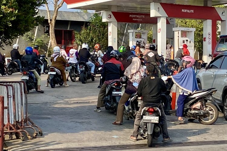 SPBU Belum Buka, Antrean Pertalite Sudah Mengular di Bandar Lampung