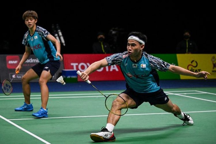 Ganda campuran asal Thailand, Dechapol Puavaranukroh/Sapsiree Taerattanachai, ketika beraksi di Thailand Open 2022. Terkini, Dechapol/Sapsiree tersingkir pada babak pertama Indonesia Masters 2022. Terkini, Dechapol/Sapsiree keluar sebagai juara Japan Open 2022 setelah mengalahkan Yuta Watanabe/Arisa Higashino di final dengan skor 16-21, 23-21, 21-18, Minggu (4/9/2022).