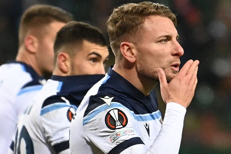 Striker Lazio Ciro Immobile merayakan gol dengan rekan timnya setelah mencetak gol dari titik penalti pada pertandingan Liga Europa UEFA antara Lokomotiv Moskow vs Lazio di Stadion Lokomotiv Moskow pada 25 November 2021.