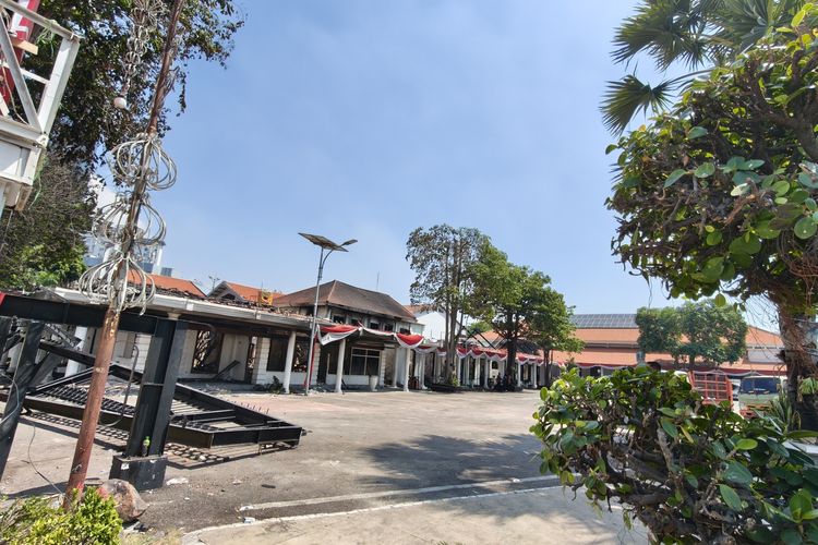 Suasana Gedung Negara Grahadi sisi barat sudah bersih menyisakan pagar yang tergeletak usai pembakaran yang dilakukan saat aksi massa, Minggu (31/8/2025) siang.