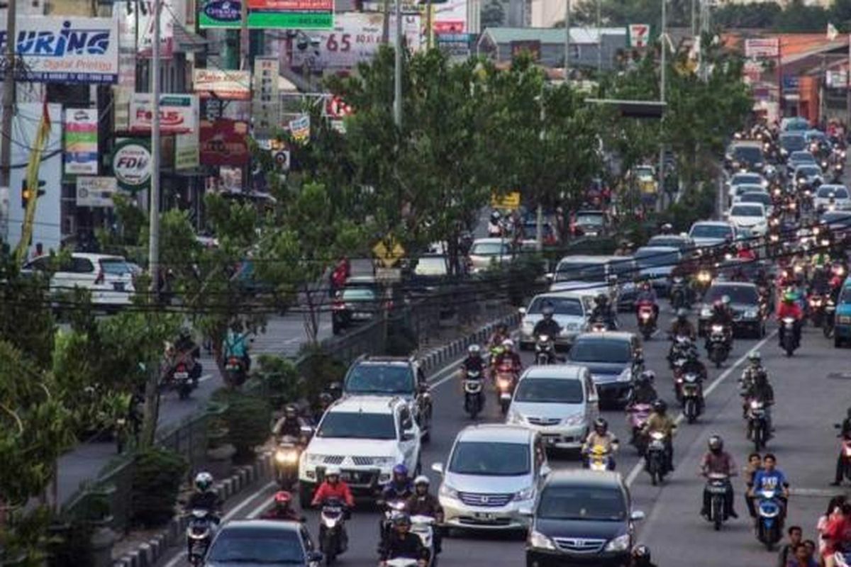 Jalan Raya Margonda, Depok, Jawa Barat, Kamis (10/10/2013). Jalan utama di kota ini tidak memiliki ruang hijau. Kondisi diperparah dengan kemacetan lalu lintas yang sering terjadi.