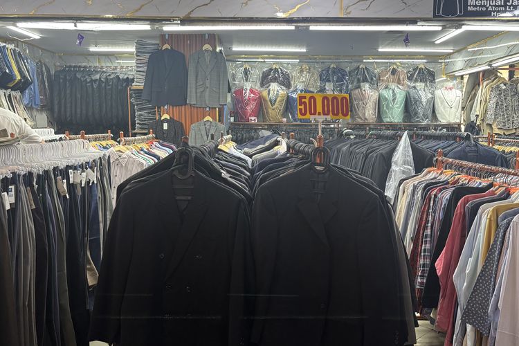 Koleksi pakaian jas di salah satu toko di Pasar Baru, Jakarta Pusat. Rendy, pedagang thrifting di Pasar Baru, Jakarta Pusat, cemas dengan larangan impor pakaian bekas ilegal dari Menteri Purbaya.