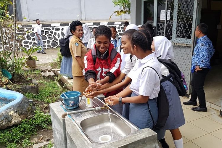 Siswa cuci tangan sebelum memulai UN SMK.