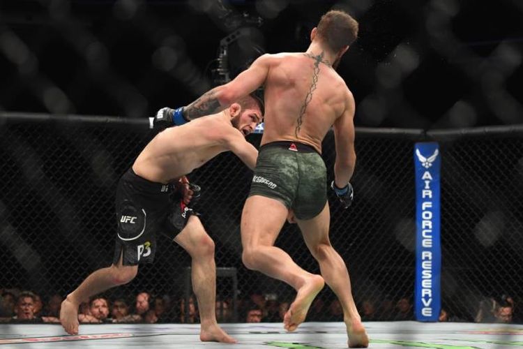 Khabib Nurmagomedov sempat menjatuhkan Conor McGregor dengan pukulan saat bertemu pada UFC229, Oktober 2018.