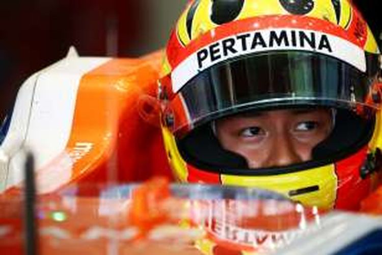 Pebalap Manor Racing asal Indonesia, Rio Haryanto, bersiap di dalam mobilnya saat menjalani sesi latihan GP Rusia di Sochi Autodrom, Jumat (29/4/2016).