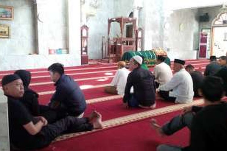 Jenazah istri Tukul Arwana, Susiana, sudah dishalatkan di Masjid Jami Al-Hidayah, Cipete Utara, Jakarta Selatan, pada Rabu (24/8/2016) pukul 08.45 WIB.