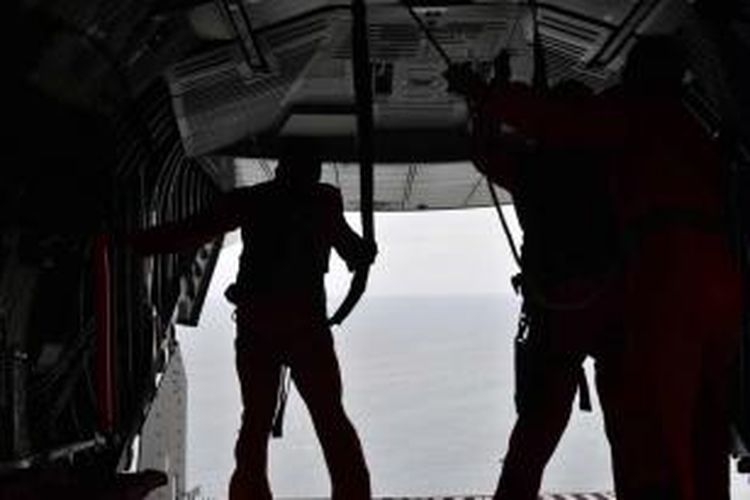 Anggota TNI AU kru pesawat CN295 melakukan pengamatan dalam operasi pencarian pesawat AirAsia QZ8501 di atas perairan Pangkalan Bun, Kalimantan Tengah, Selasa (30/12/2014). Pesawat AirAsia QZ8501 yang mengangkut 155 penumpang serta 7 awak, hilang kontak pada Minggu pagi, saat penerbangan dari Surabaya menuju Singapura.