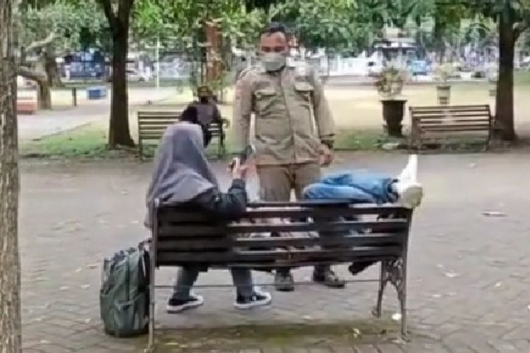 Dua sejoli yang ketahuan bermesraan di bangku taman Alun-alun Merdeka Kota Malang terpaksa dibawa petugas Satuan Polisi Pamong Praja (Satpol PP) Kota Malang ke Kantor Satpol PP Kota Malang. Mereka diberi sanksi berupa menyapu dan mengepel sebagai hukuman sosial untuk memberi efek jera. 