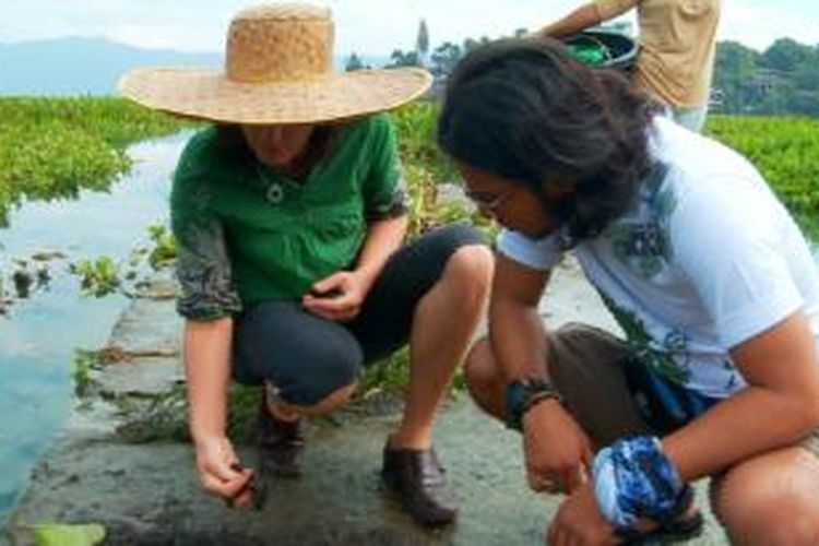 Ramon Bersama Annete Horschmann di Pulau Samosir, Danau Toba, Sumatera Utara