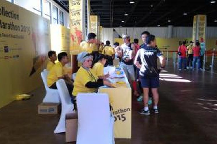 Para peserta BII Maybank Bali Marathon mengambil race pack (perlengkapan lomba) di Hotel Westin, Nusa Dua, Bali, Jumat (28/8/2015).