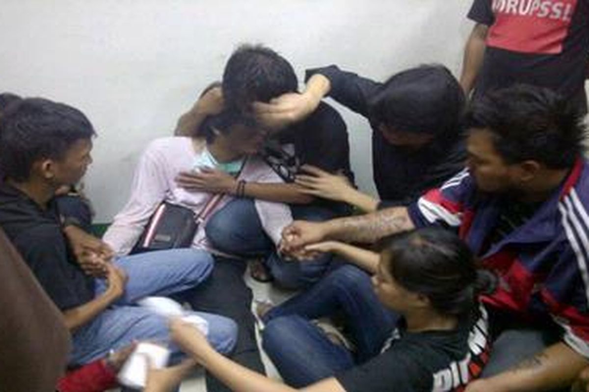 Salah seorang aktivis nyaris tidak sadarkan diri karena kematian Sondang Hutagalung (22) di Instalasi Kamar Jenazah RSCM, Sabtu (10/12/2011) malam.  