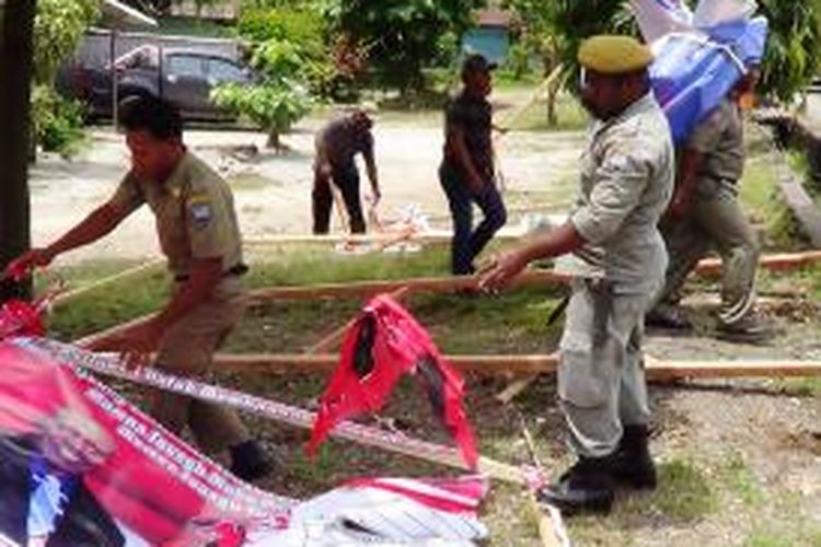 Panwaslu Kabupaten Manokwari dan Satuan Polisi Paming Praja, menurunkan paksa Baliho yang dipasang di sepanjang jalan protokol di Manokwari, Papua Barat, Selasa (25/3/2014).