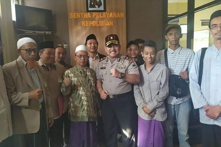 Polsek Kraksaan Probolinggo bersama komunitas Vespa Literasi dan MUI Probolinggo melakukan mediasi terkait penyitaan buku bertemakan komunisme, Rabu (31/7/2019).