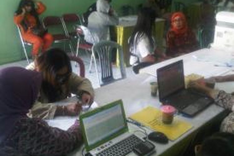 Aktivitas pengambilan kompensasi penutupan Dolly di markas koramil Kecamatan Sawahan Surabaya, Jumat (20/6/2014).