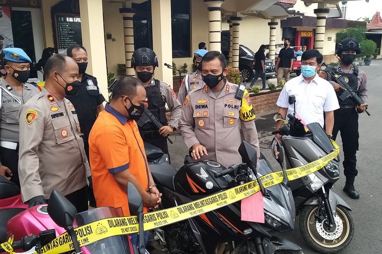 Kapolres Madiun Kota, AKBP Dewa Putu Eka Darmawan menunjukkan tiga sepeda motor sport yang dibawa kabur tersangka AYK dari tiga warga Kota Madiun, Kamis (30/12/2021).