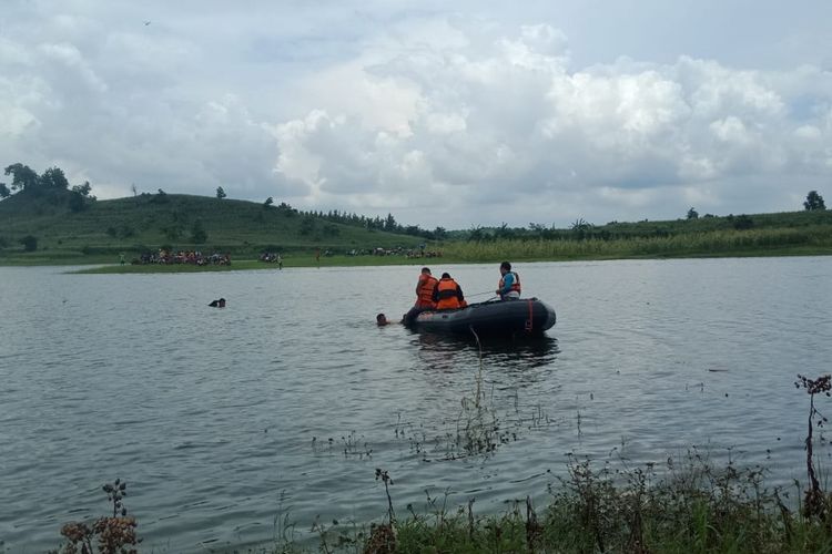 Seorang siswa SMP Muhammdiyah di Kabupaten Ngawi tenggelam di waduk Bendo ketika melakukan kegiatan kemah. Hingga minggu sore upaya pencarian korban belum membuahkan hasil.