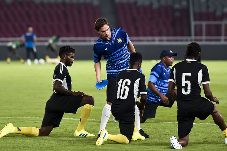 Pelatih timnas Vanuatu Paul Munster (kedua kiri) memimpin sesi latihan di Stadion Gelora Bung Karno, Senayan, Jakarta, Jumat (14/6/2019). Latihan tersebut merupakan persiapan timnas Vanuatu untuk menghadapi pertandingan uji coba internasional melawan Timnas Indonesia pada 15 Juni 2019 di Jakarta.