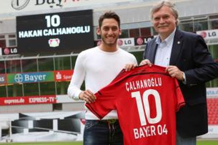 Hakan Calhanoglu (kiri) resmi menjadi pemain Bayern Leverkusen dengan kontrak sampai 30 Juni 2019.