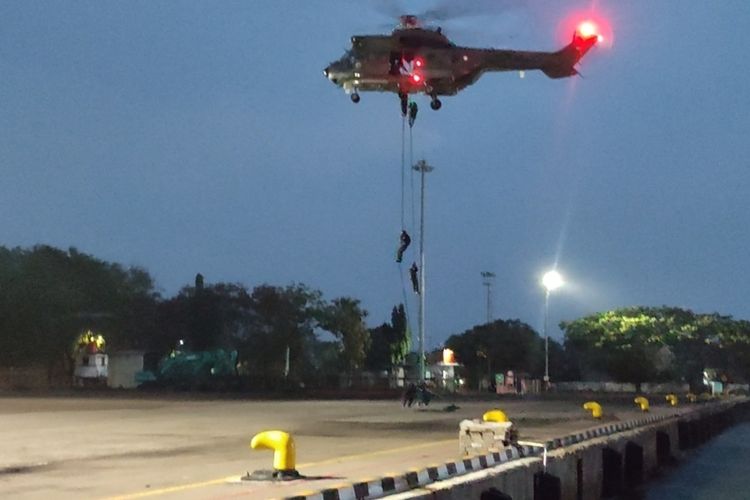 Sejumlah petugas Koopssus TNI tiga Matra, TNI AD, TNI AD, TNI AU melakukan latihan semester 1 tahun 2023 di Pelabuhan Cirebon, Jumat (16/6/2023). Mereka latihan menyelamatkan pejabat negara yang disandera 18 orang teroris.