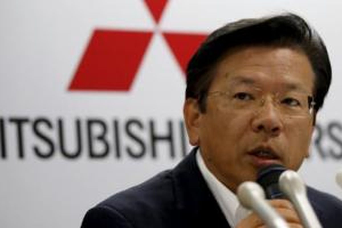 President and Chief Operating Officer Mitsubishi Motors Corporation Tetsuro Aikawa dalam jumpa pers terkait penutupan pabrik di Normal, Illionis, AS, Senin (27/7/2015).