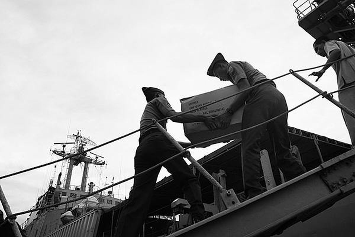 Anggota TNI AL memasukkan bantuan obat-obatan ke KRI Teluk Cirebon, Senin (3/3). Kapal yang memuat bantuan bahan pangan, obat, dan peralatan sehari-hari itu berlayar ke Saumanganya, Kabupaten Kepulauan Mentawai, untuk mendistribusikan bantuan kepada korban gempa. Kapal yang dikomandoi Kapten Laut (P) Wijayanto ini diperkirakan kembali ke Teluk Bayur, Padang, 6 Maret.  