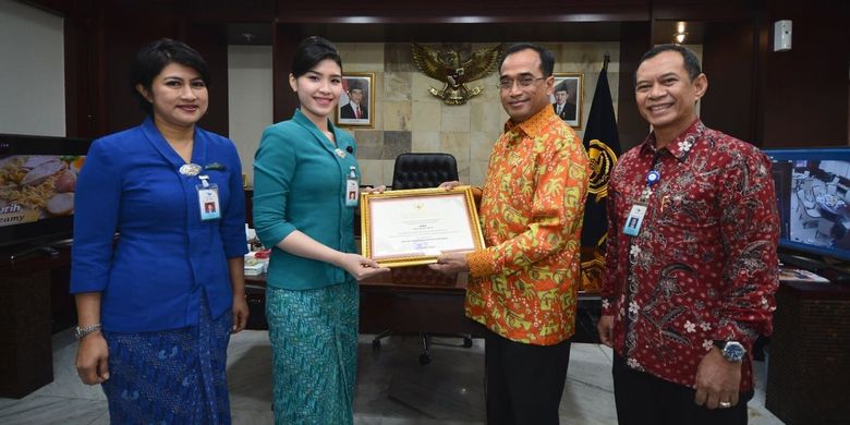 Menteri Perhubungan (Menhub) Budi Karya pada Senin (9/1/2017) di Kementerian Perhubungan, Jakarta memberikan penghargaan kepada dua pramugari Garuda Indonesia pasca menjadi sorotan media massa dan media sosial karena membantu perempuan lanjut usia keluar dari pesawat.