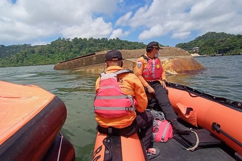 Kapal Pengayoman IV Angkut 2 Truk Tronton Pembawa Batu Split, Sebelum Tenggelam Terlihat Miring