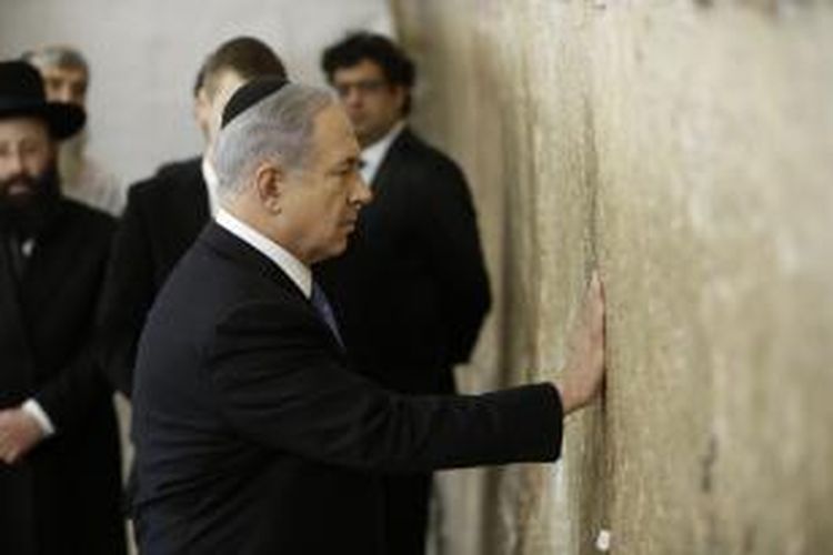 Perdana Menteri Israel, Benyamin Netanyahu berdoa di Tembok Ratapan, Jerusalem, Rabu (18/3/2015), menyusul kemenangannya dalam pemilu parlemen yang baru saja berakhir.