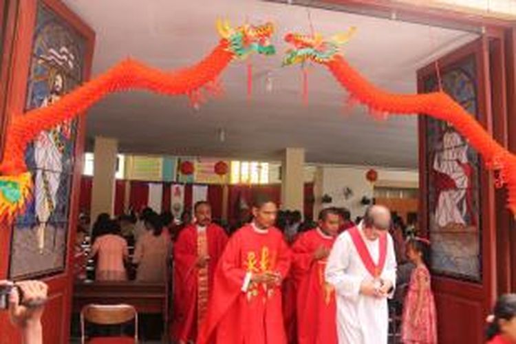 Sejumlah pastur yang memimpin misa perayaan  tahun baru Imlek 2566 di Gereja Katedral Kristus Raja Kuang, NTT, mengenakan jubah merah dengan suasana gereja penuh nuasa Tionghoa, Kamis (19/2/2015)