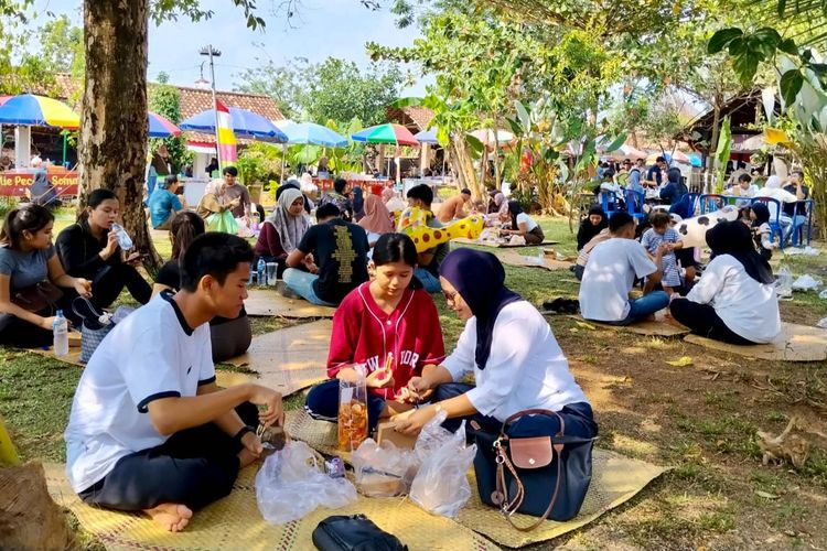 Payungi, Ketika Kampung yang Dulu Penuh Bambu Berubah Jadi Pasar Minggu yang Menghidupkan Warga