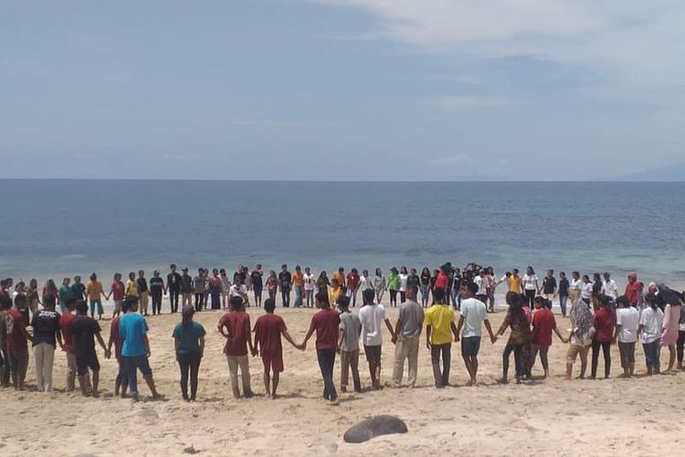 Siswa dan siswi SMAN 7 Borong menggelar kegiatan di alam bebaa. Mereka memilih Pantai Pasir Putih Liang Mbala, Kel. Kota Ndora, Kec. Borong, Kab. Manggarai Timur, NTT Desember 2021 lalu. (KOMPAS.com/DOK GURU DAMIANUS HAMBUR-SMAN 7 BORONG)