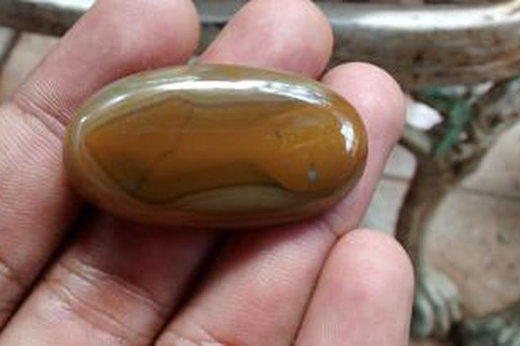 Batu bergambar alat kelamin pria ini berjenis chalcedony kuarsa yang didapatkanya di Kota Baturaja, Kabupaten Ogan Komering Ulu (OKU), Sumatera Selatan. 