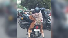 Wanita Makassar yang Viral Angkut Motor Listrik Pakai 
