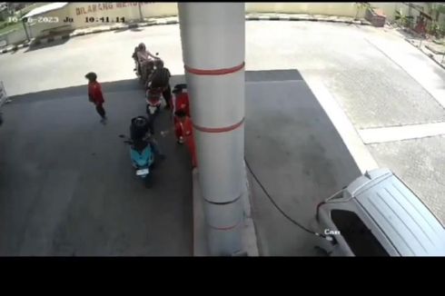 Video Viral Mobil Tarik Selang SPBU hingga Ambruk di Madiun